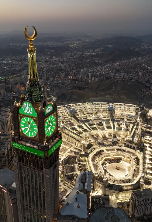 Vue aérienne de la Kaaba et de la Tour de l'Horloge à La Mecque